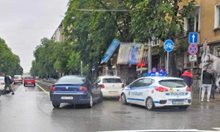 Кола се заби челно в колчетата на новата велоалея в центъра на София (Снимки)