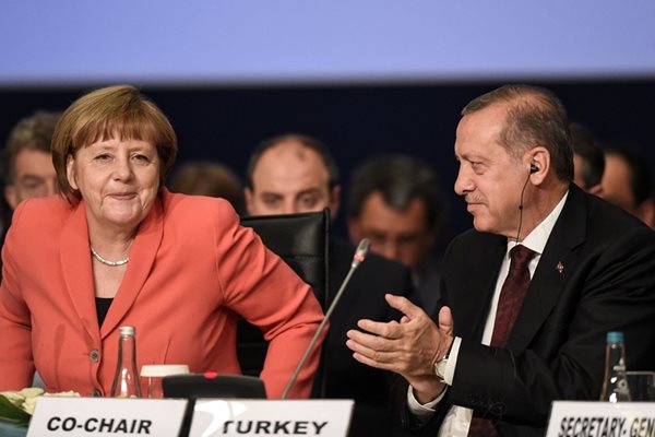 Германският канцлер Ангела Меркел и турският президент Реджеп Ердоган участват във форума на върха в Истанбул по хуманитарните въпроси.