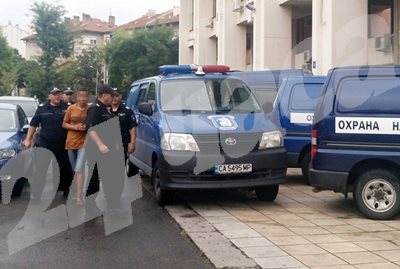 15-годишният Иван Иванов пред съда в Бургас. СНИМКА: Елена Фотева
