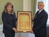 Кирилските букви, изписани от деца, подари Йотова на председателя на Сената на Чешката република