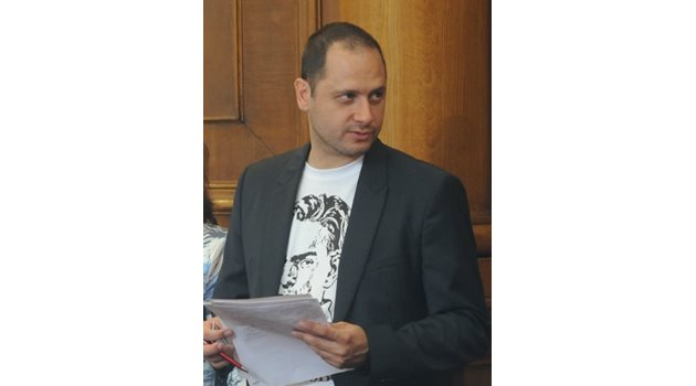 Петър Витанов е син на служител от апарата по времето на Николай Добрев.