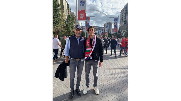 Княз Преславски и синът му Тасило поискаха да гледат мача между България и Англия сред българската агитка и да подкрепят нашите футболисти. СНИМКА: ЕДУАРД ПАПАЗЯН