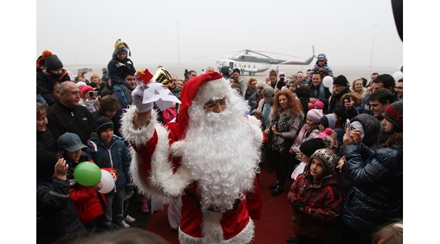 Дядо Коледа понякога пристига и с хеликоптер. СНИМКА ЙОРДАН СИМЕОНОВ