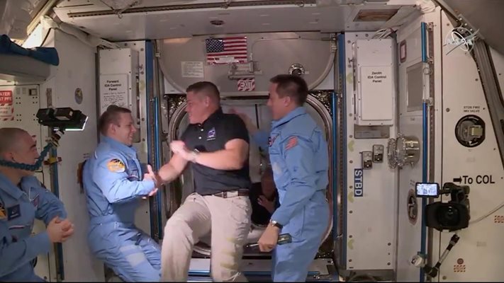 Боб Бенкен и Дъг Хърли пристигат в Международната космическа станция, където ги посрещат американският астронавт Крис Касиди и двама руски космонавти.

СНИМКИ: РОЙТЕРС