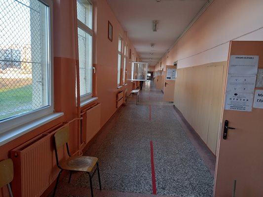 Коридорите и стаите в ОУ "Пенчо Славейков" през целия ден останаха празни.