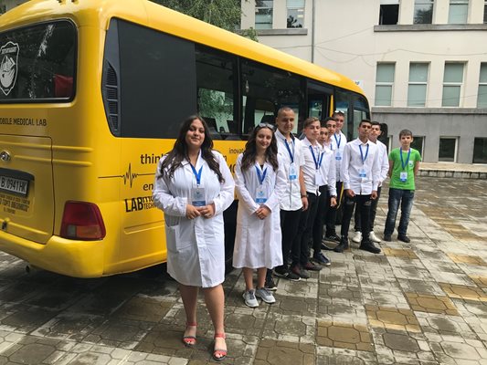 “Жълтият автобус” тръгва с онлайн здравни прегледи към села и малки градове - създадоха го ученици от Суворово