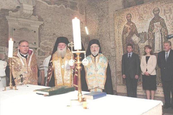 Епископ Христо Пройков, дядо Неофит и Тивериополският митрополит Тихон пеят заедно във възхвала на св. Кирил в църквата “Сан Клементе”.