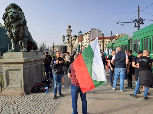 Протестиращите се спряха на Лъвов мост. Снимка ВЕЛИСЛАВ НИКОЛОВ