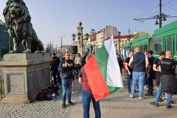 Протестиращите се спряха на Лъвов мост. Снимка ВЕЛИСЛАВ НИКОЛОВ