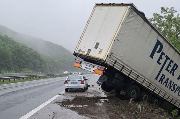 Отбиват движението на магистрала "Тракия" към Пловдив заради обърнал се камион