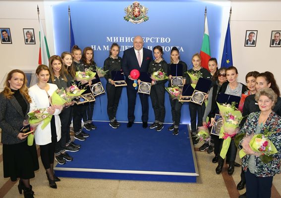 Министър Кралев с националките ни по художествена гимнастика и щаба СНИМКИ: ММС