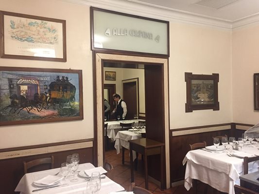 Обстановката в "Ла Кампана" е на типичен римски ресторант от едно време;