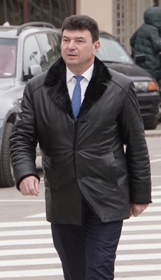 Партийната принадлежност на Живко Мартинов-Суджука му е давала повече възможности от обикновените граждани, смята съдът