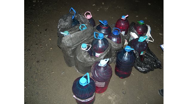 Това са бутилките, открити в лекия автомобил ВАЗ в село Трояново, община Раднево.
Снимка: МВР
