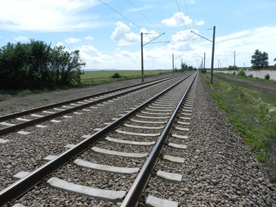 Договорът е с българо-унгарския консорциум, на стойност 120 млн. лв. без ДДС и включва проектиране, строителство и доставка на материали за 23-километровия железопътен участък.