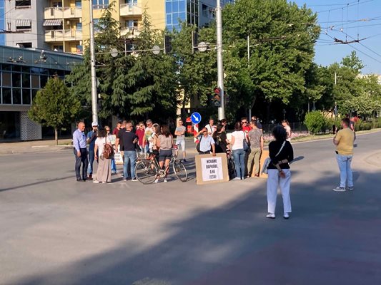 Недоволни срещу презастрояването блокираха възлово кръстовище в пловдивския район "Южен" тази вечер.