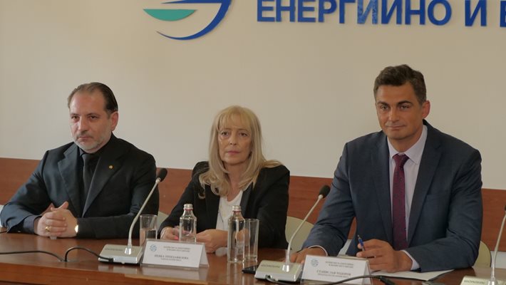 Комисията за енергийно и водно регулиране даде пресконференция, на която председателят й Станислав Тодоров заяви, че решенията за цените за взети с абсолютно мнозинство.