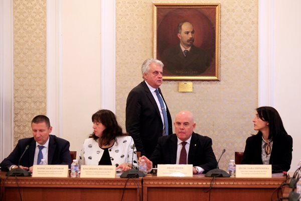 Бойко Рашков дойде на заседанието на правната комисия, за да зададе въпрос на Иван Гешев.
