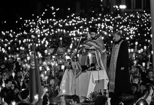 Отец Христофор Събев, наречен с любов Фори Светулката по време на площадно богослужене през деведесетте.