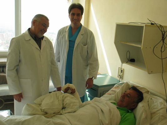 Съдовият хирург доц. д-р Таньо Кавръков /вляво/ на визитация при 66-годишния Петър Петров, чиято дясна ръка бе спасена след 3-часова операция в Университетската болница на Стара Загора.
