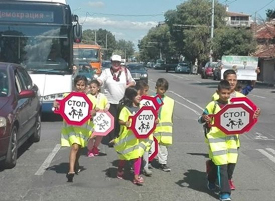 Деца предупреждават шофьори да карат внимателно в Бургас Снимка: Тони Щилянова