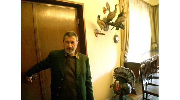 Владимир Маринов показва трофеите по стените.
