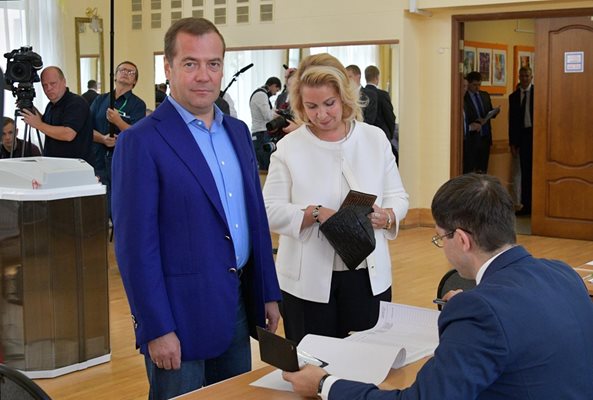 Дмитрий Медведев и съпругата му Светлана СНИМКА: Ройтерс