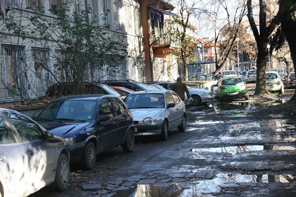 Сред кал, локви и мръсотия спират сега колите на ул. "4-и януари" в Пловдив.