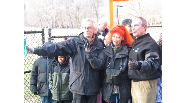 Кристо, Жан Клод и Майкъл Блумбърг през февруари 2006 г. в нюйоркския Сентръл парк, близо до т. нар. Овча ливада, на която бе официалното стартиране на проекта 