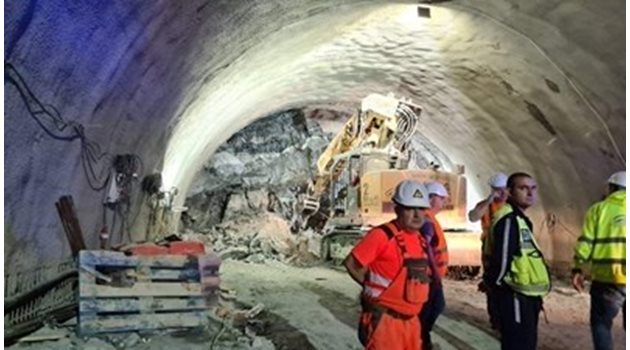 12 тона скали са паднали върху работниците, при срутването на тунела.