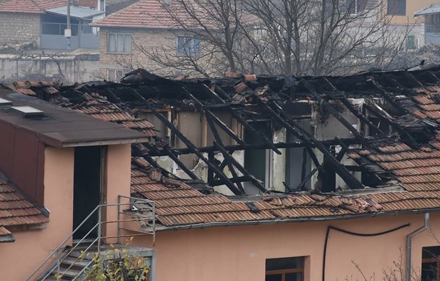 Голяма част от покрива на дома е опожарена.