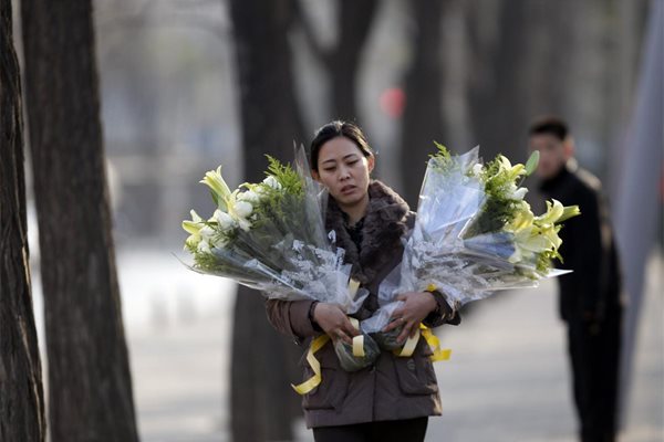 Северно корейка нови цветя в памет на своя лидер.