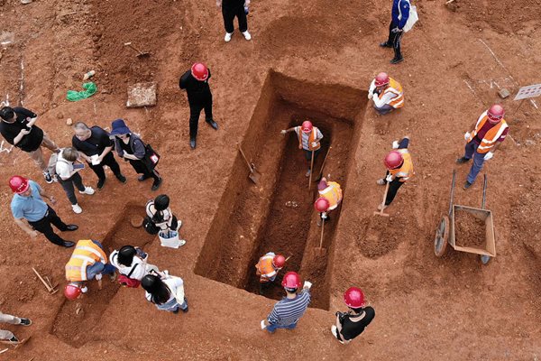 Археолозите работят върху разкопките от 2020 г. насам, които обхващат територия от около 75 000 кв.м.