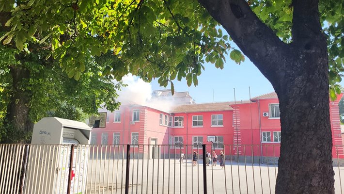 Пожарът в училище "Душо Хаджидеков".
Кадър: Фейсбук