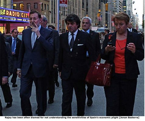Мариано Рахой (вляво) се разхожда със скъпа пура в ръка по улиците на Ню Йорк.