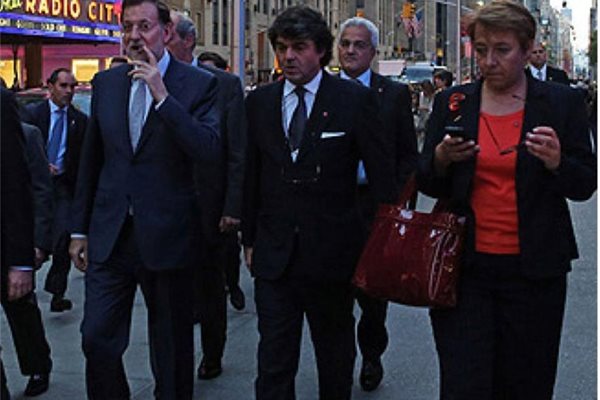 Мариано Рахой (вляво) се разхожда със скъпа пура в ръка по улиците на Ню Йорк.