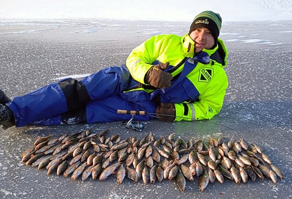 Момчил Николов е популярен майстор на подледния риболов
