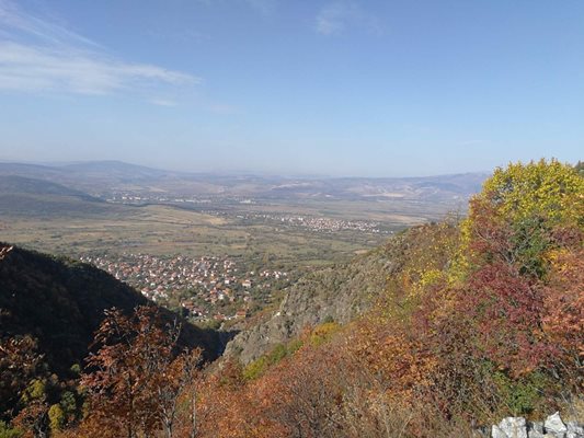 Поглед към село Бистрица и котловината от гората на Рила