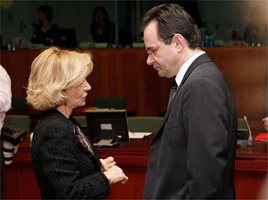 Испанският министър на финансите Елена Салгадо разговаря с гръцкия си колега Георгиос Папаконстантину на форума на ЕС.
СНИМКИ: РОЙТЕРС