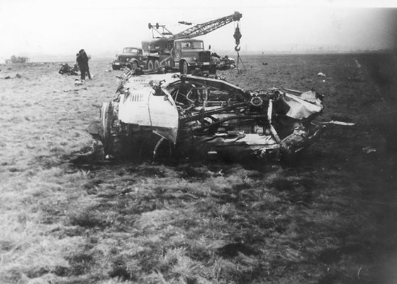 Уникална снимка! Сутринта на 22 декември 1971 г. летище София прилича на бойно поле. Така изглежда двигателят на катастрофиралия Ил-18. Кадърът е направен от служител на ДС за нуждите на следственото дело