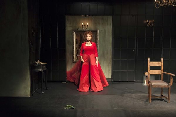 Бойка Велкова режисира пиесата “Цветът на  дълбоките води” и играе ролята  на Елизабет I.