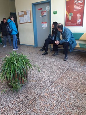 Пациенти чакат за преглед пред един от лекарските кабинети на ДКЦ-1. Снимка: Авторът