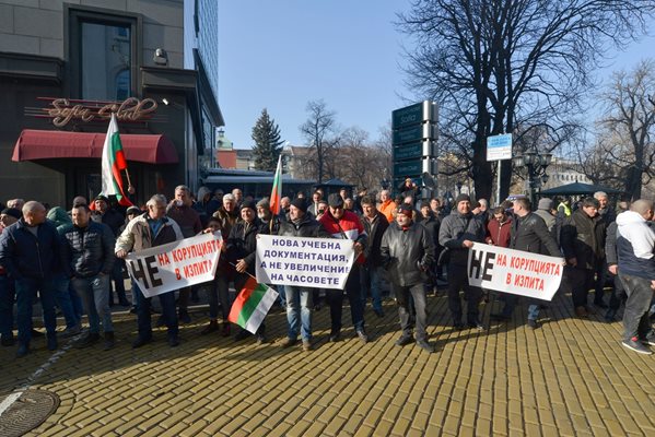 “Не на корупцията в изпита”, са изписали на плакати протестиращите автоинструктори.