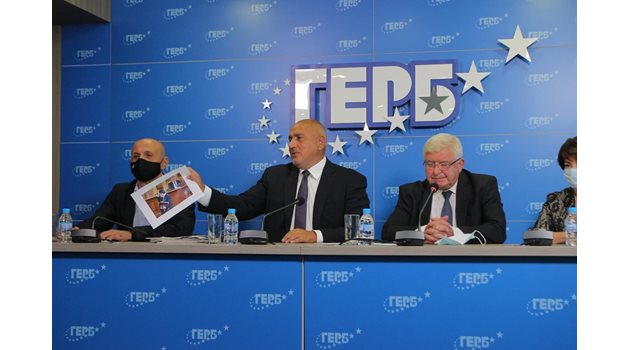 Лидерът на ГЕРБ показа снимка как финансовият министър Асен Василев и здравният Кацаров са без маска в парламента.