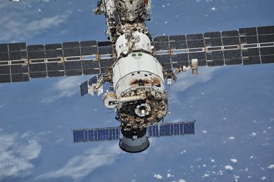 Руски снимачен екип се връща от Международната космическа станция, където снима филм. СНИМКА: РОЙТЕРС