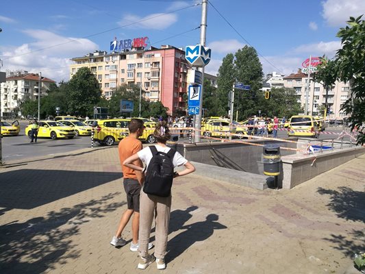 На кръстовището се събраха десетки жълти коли.