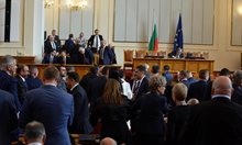 Парламентът реши: България ще даде оръжие на Украйна, но неясно какво