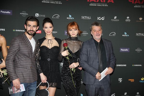 Елеонора Иванова, Цветелина Стоянова и Мариан Вълев се снимат на червения килим по време на премиерата на "Чалга".