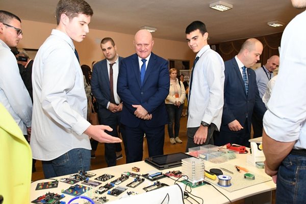 Министър Галин Цоков разглежда Гимназията по електротехника и електроника в Пловдив в присъствието на ученици.
