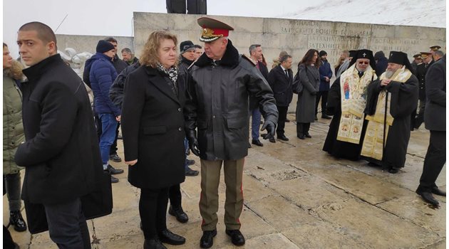 Наталия Киселова поднесе цветя на паметника, но не спря при чакащите я граждани.